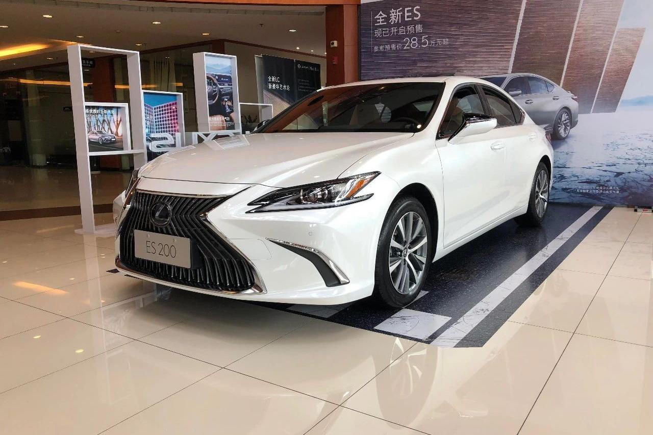 但是低配,卤素灯,仿皮座椅,人机交互做的相当脑残,主动安全配置更是想