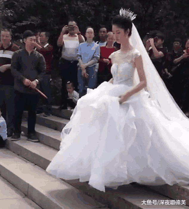 婚礼现场新娘的脖子太吸睛, 众人看呆: 天鹅颈原来是真的