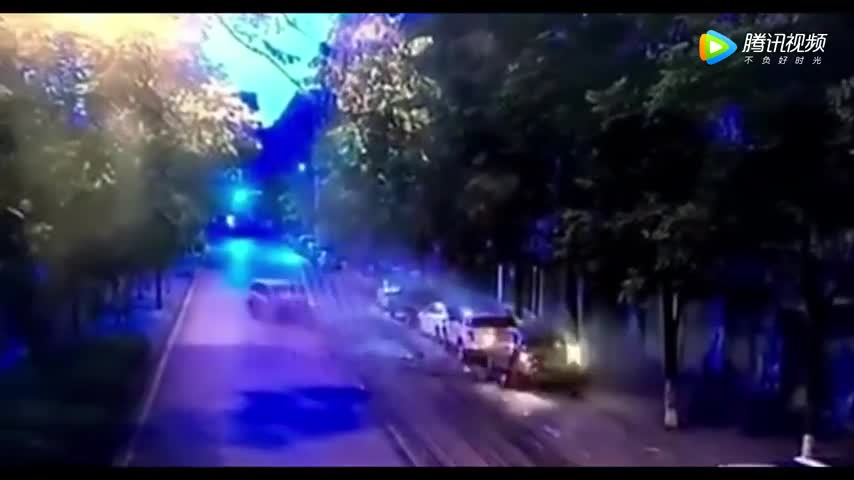 停在路边轿车没想到，会遭SUV这样要命一撞