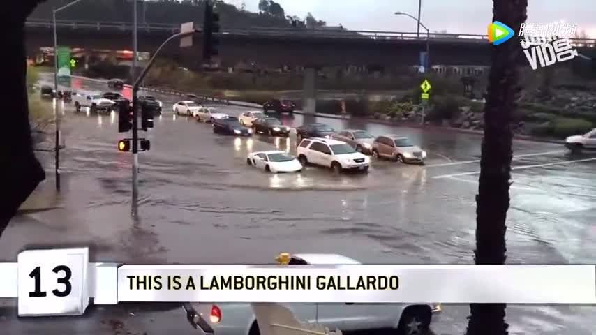 兰博基尼过积水路画面，旁边的SUV车主笑了