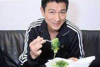 身价上亿的明星吃什么盒饭?杨幂节俭,王源食量