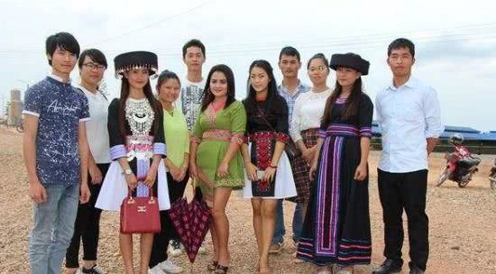 在老挝旅游,花一百元可以租个美女导游,还可以