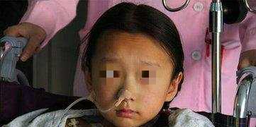 女娃尿中有血和絮状物,连忙到医院检查,当妈妈