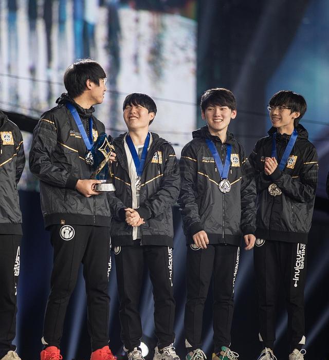 王思聪战队IG夺得LOL S8冠军,成员上脚的鞋子