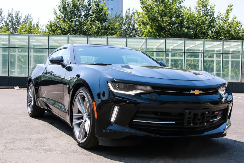 美系肌肉跑车颜值代表 30多万就能买回头率竟比法拉利还高？