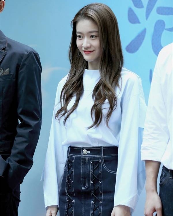 受完了郑爽和张小斐花式坐姿的暴击之后,张雪