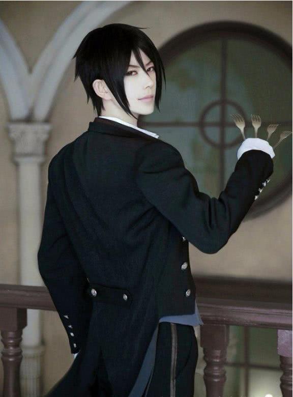 被称“cos界一姐”熊叔,气质似鹿晗,卸了妆简直“辣眼睛”!