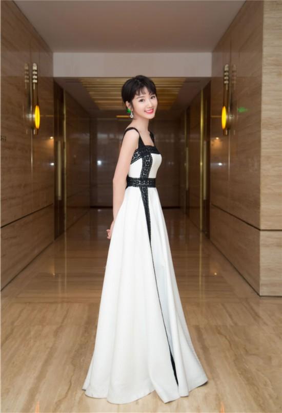 毛晓彤时装周穿礼服戴华丽钻饰,妆容精致耀眼