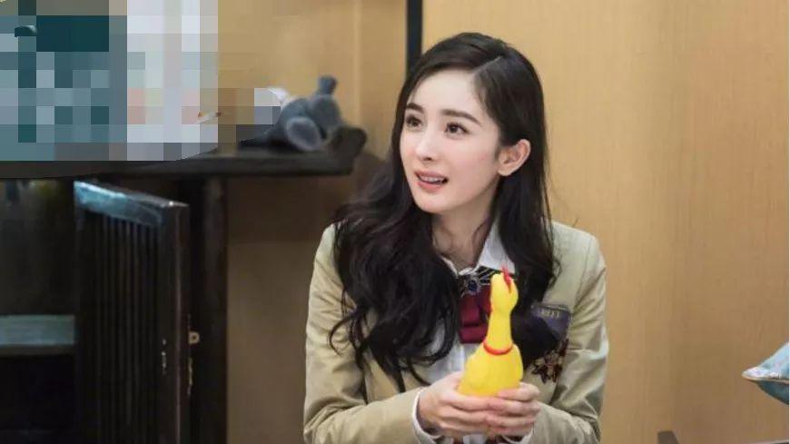 杨幂与魏大勋穿情侣鞋逛街疑新恋情曝光 男方否认图片