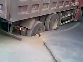 满载卡车的悲剧陷车，铲车救援失败老板看了想哭！