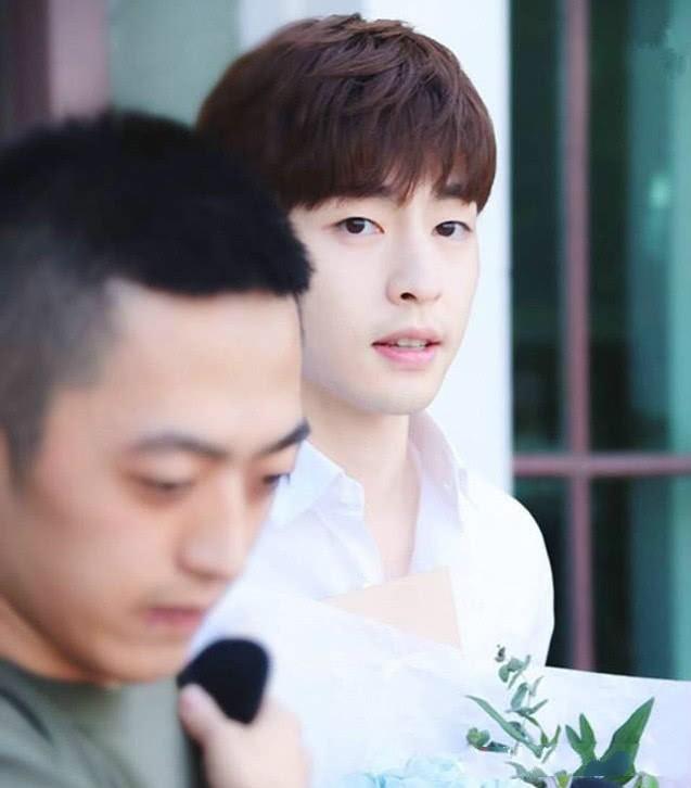 看了邓伦9万块的应援,再看看杨颖3千块的应援