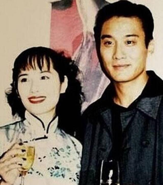曾拒绝过张曼玉, 后来娶了个丑老婆, 今59岁日子踏踏实实