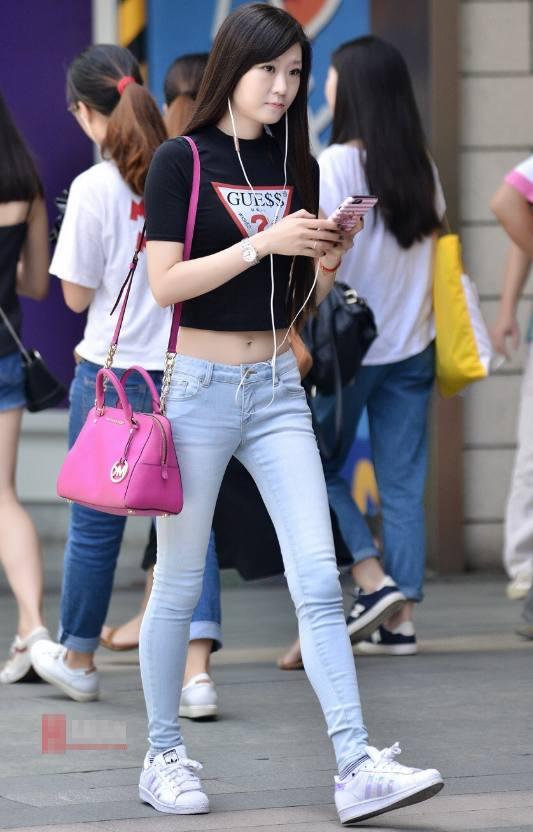 街拍:颜值不错的女孩搭配牛仔裤,一双大长腿,走