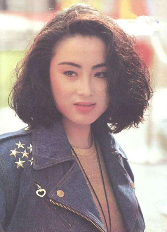 主持人让张敏用一句话形容周星驰,张敏三个字