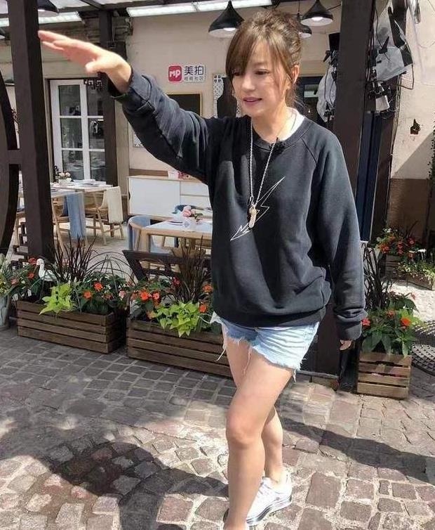 赵薇胖着玩玩而已!《中餐厅2》首播美出天际,瘦成一道