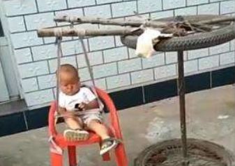 农村奶爸自制玩具,一岁小孩不哭不闹,网友看到