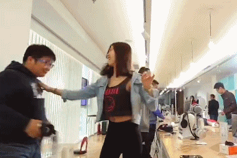 搞笑gif图片笑话段子:去年端午节,老板逼着我们加班