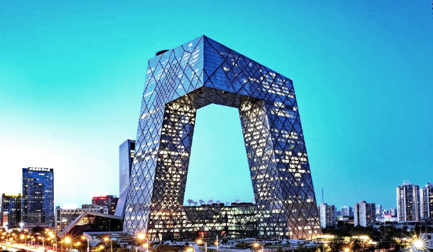 北京的中央电视台总部曾被评为"世界十大建筑奇迹"之一,造价极高,预算
