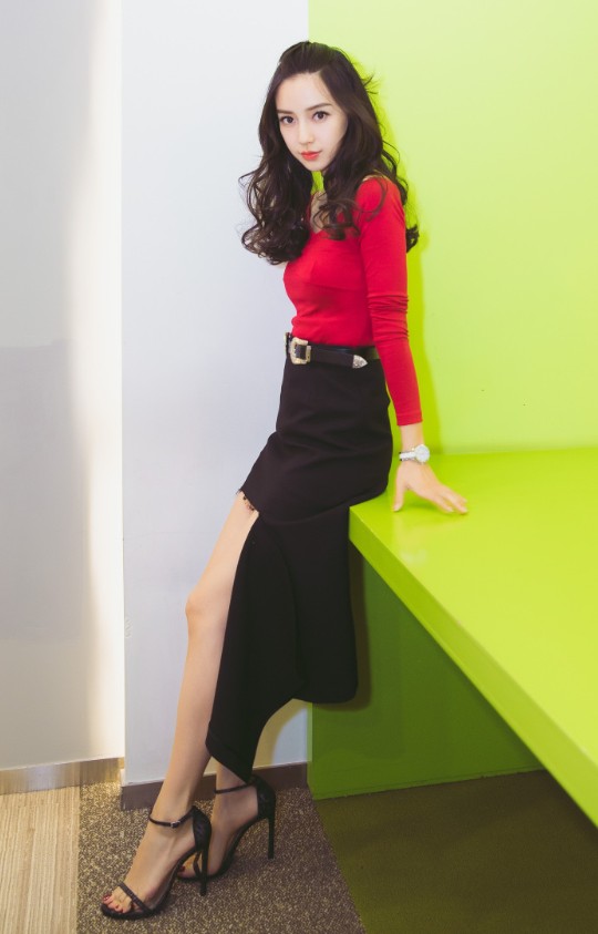 牛仔短裙搭配高跟鞋将她的一双大长腿完美凸显了出来,这样的杨颖简直