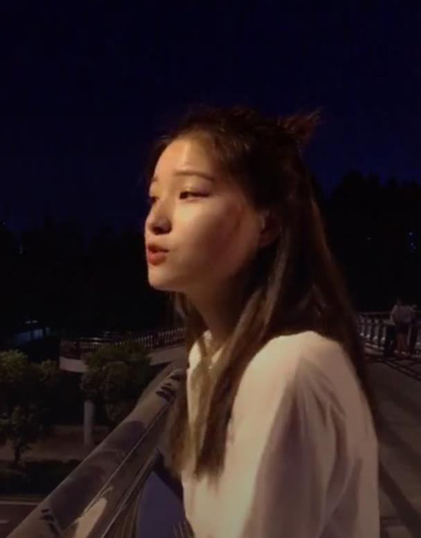 抖音爆火天桥女神,一夜之间吸粉无数,网友:我