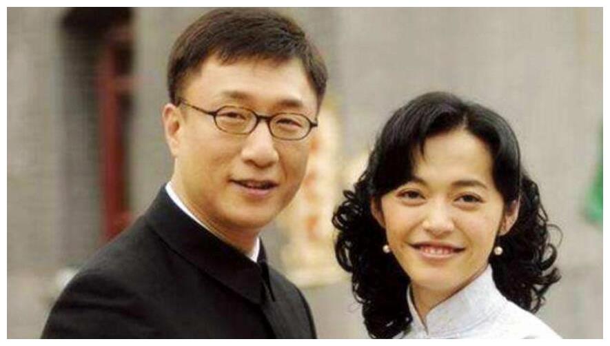 她长着一张“央视国脸”，因《潜伏》爆红，丈夫是好声音大咖人物