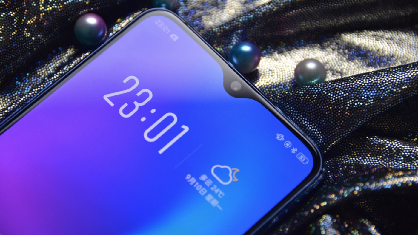 oppor17图片,oppor17实物图 oppor17水滴屏的顶部,只保留了最重要的听筒以及前置摄像头,而r17设计