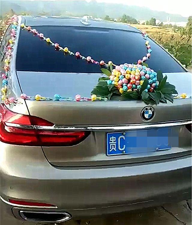 贵州一辆宝马7系婚车，车身粘999颗棒棒糖，象征“天长地久”