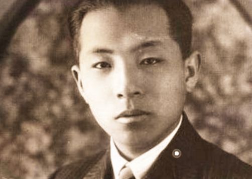 坟前却跪了一人,此人哭着大喊了四个字,字字戳