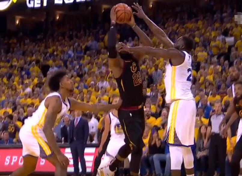 这就是差距! 詹姆斯被格林插眼倒地后, 谁注意