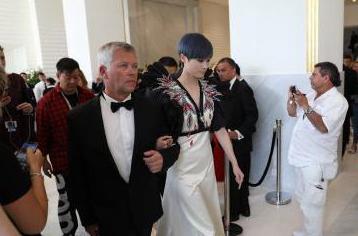 李宇春嫁给78岁的老外,青春换取财富,春爸都坐