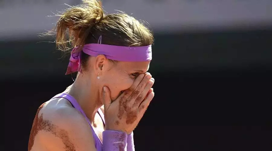 露西萨法洛娃丨忧伤半掩,骊歌初起