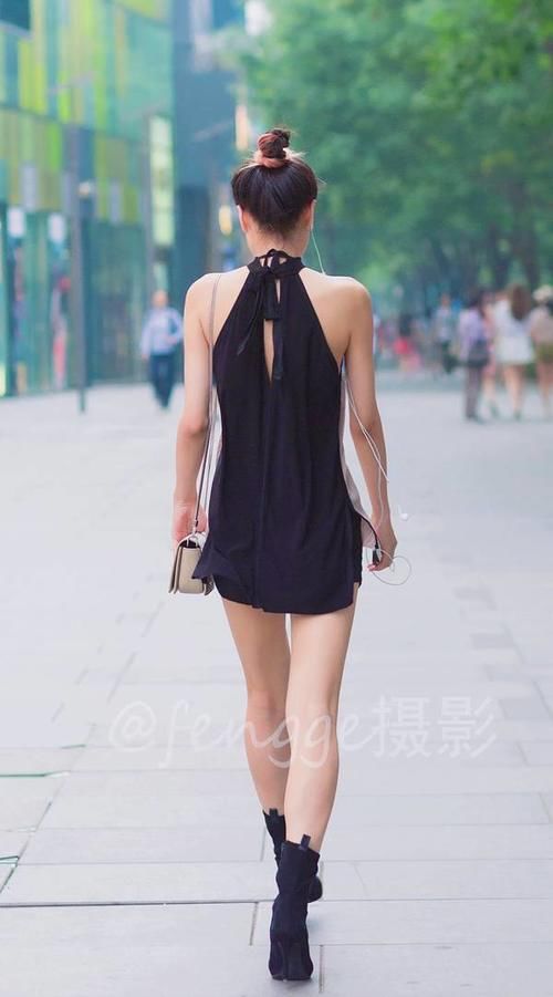 街拍:夏日里,露背的背影街拍,强强联合,魅力无穷