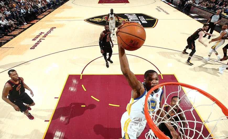 就不给库里?杜兰特抢走FMVP,库里在苦笑,而联