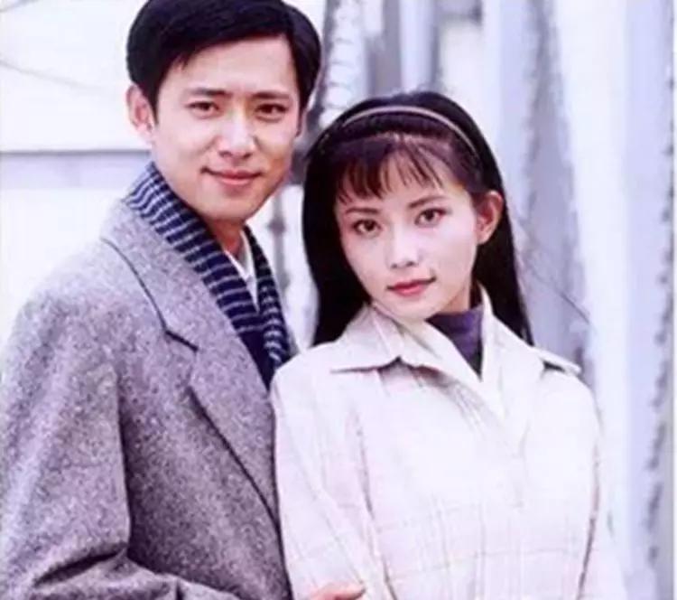 《情深深》里有一对成“真夫妻”,“尓豪”推掉工作照顾重病女友