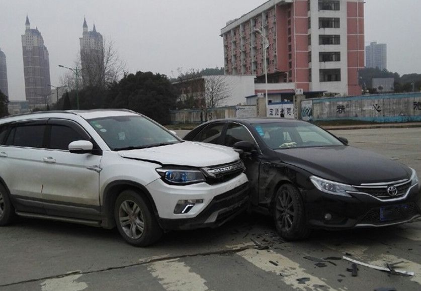 开车发生交通事故,先给谁打电话更保险?别只知