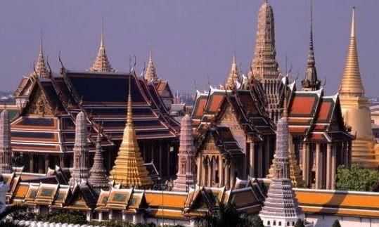 在老挝旅游,花一百元可以租个美女导游,还可以