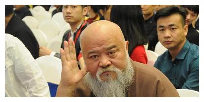 63岁李琦长相虽然粗犷，但却是大孝子，子女颜值高却与他不同姓