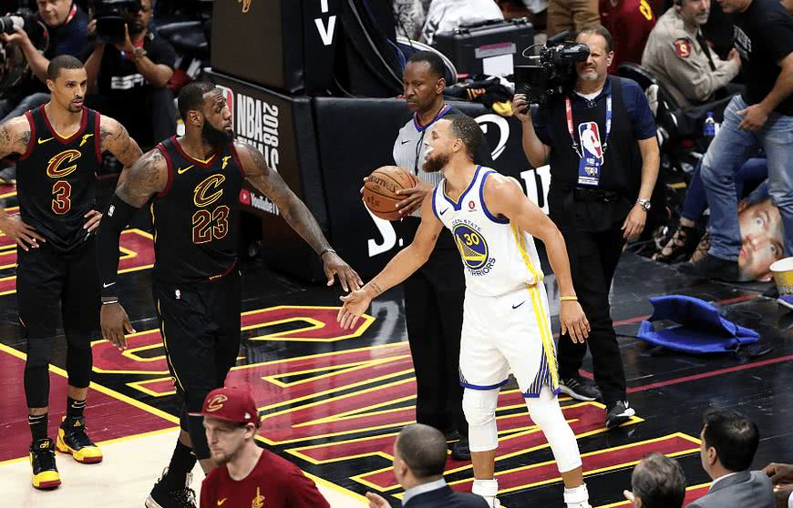 就不给库里?杜兰特抢走FMVP,库里在苦笑,而联