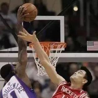小斯在姚明头上扣篮之后，为什么还要不依不饶对着姚明怒吼