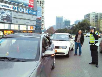 女司机科三考试追尾宝马,一分钱不赔,气到安全