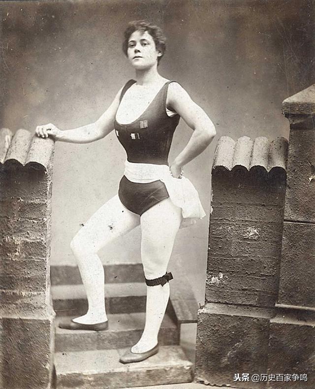 这名女子还得了一个健身金腰带，跟现在的拳击类似，估计这是马戏团节目的奖励