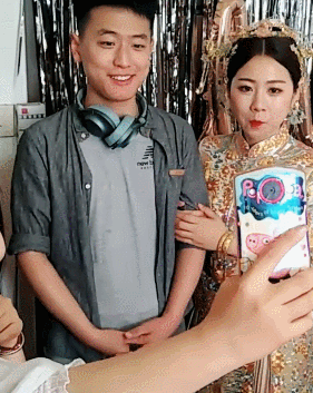 搞笑动图:哥们儿你放心的把女朋友交给我吧