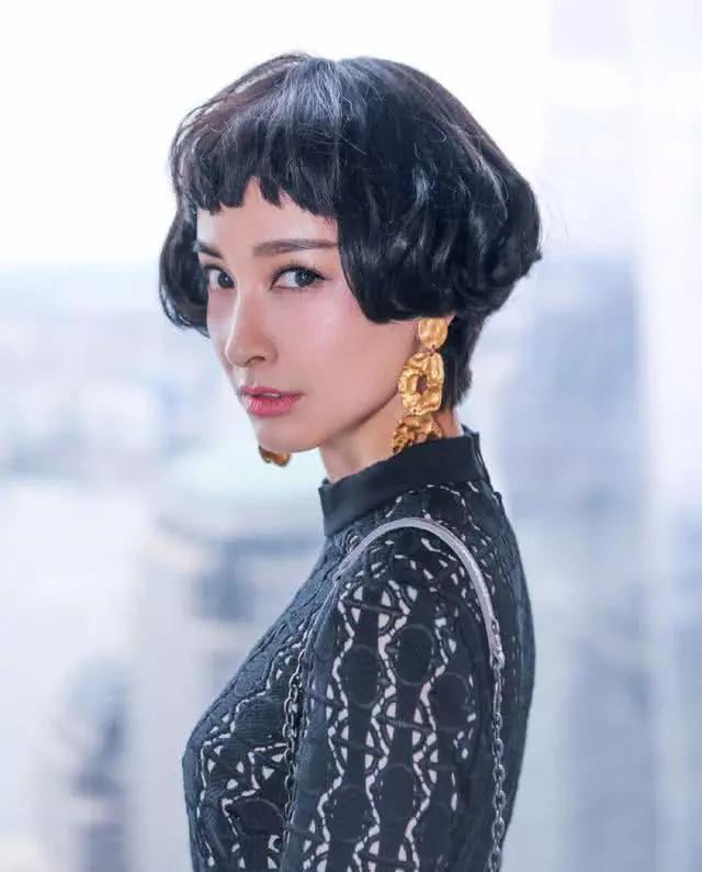 吴昕又解锁了新发型!眉上刘海 超短发,看到金晨的你,喜欢谁?