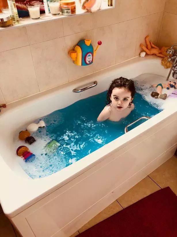 外国3岁小萝莉上演现实版蓝精灵,连洗澡水都是蓝色!