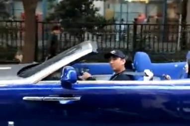 王思聪开曜影敞篷车上街，网友喊王老板，王思聪这次很给面子
