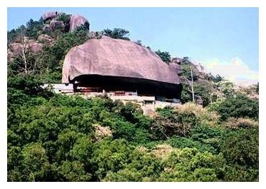 广东甘露寺因被巨石压着，得到了当地游客的信任：靠山好稳