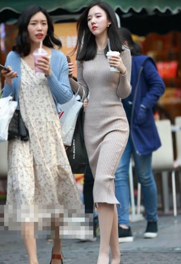 街拍: 和闺蜜一起出街的美女, 比颜值更要比身材