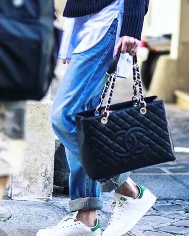 有一种时髦叫 大牌包包搭配运动鞋