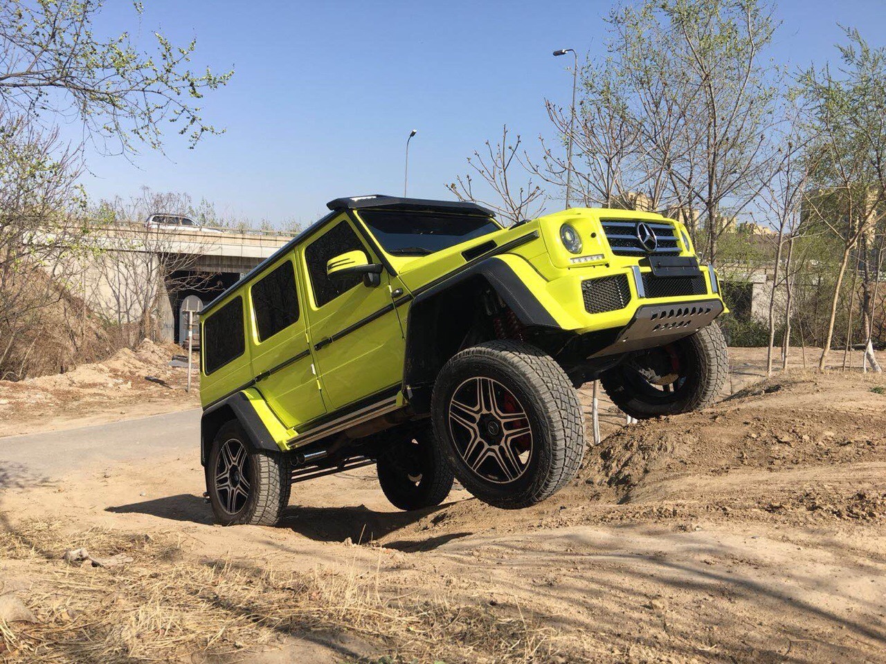 奔驰G 500 4X4² 开起来太霸气，各种看别人的车顶。讲真