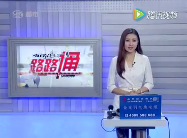 改装车违停，交警小哥一句话让司机自愿出来受罚！